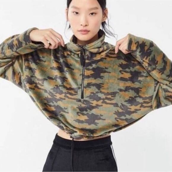 Urban Outfitters Camo Fleece Cropped 1/2 Zip Pullover - Picture 1 of 7